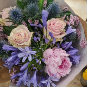 bouquet di agapanto, peonia, rose e eryngium in base alla stagione