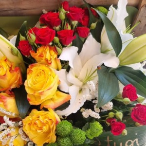 bouquet con lilium e rose a grappolo vari colori