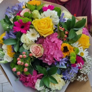 bouquet misto di fiori e colori