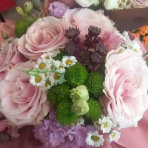 bouquet rose rosa santino verde camomilla e lisiantum