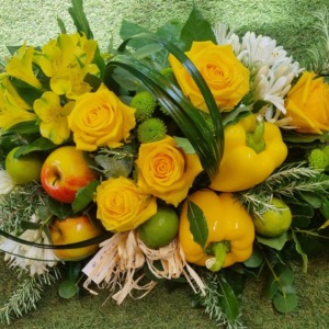 composizione con fiori frutta e verdura a scelta da vari colori