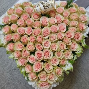 cuore di rose rosa rosse, gialle e bianche a scelta