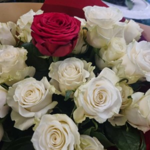 rose bianche corte a 4Eur, rosse a 5Eur