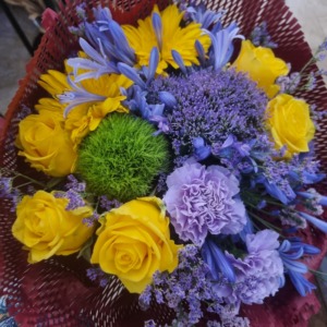 rose gialle gerbere gialle agapantus blu e garofani lilla, colori a scelta